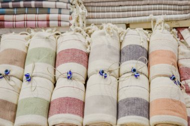 Çeşitli renk ve türü kumaş örnekleri