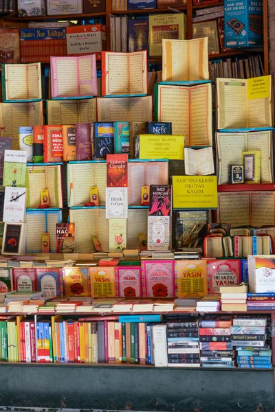 Knihy na policích na prodej — Stock fotografie