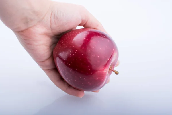 Маленька дитяча рука тримає яблуко — стокове фото