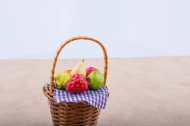 bir plastik meyve ile hasır sepet
