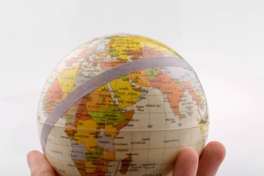 Elinde bir küre tutan çocuk 