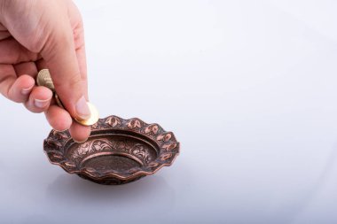 Bir kase için para veren el