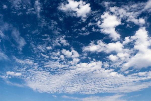Himmel mit weißen und blauen Wolken — Stockfoto
