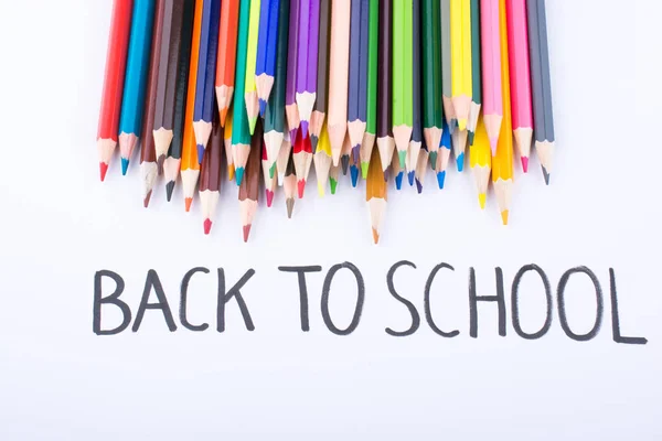 Crayons de couleur et titre de retour à l'école — Photo