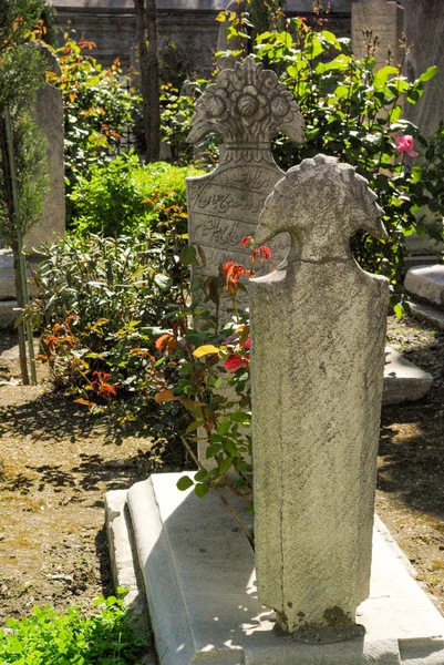 Arte in pietra della tomba ottomana nel cimitero — Foto Stock