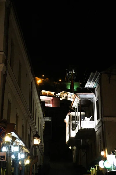 Vista nocturna del casco antiguo de Tbilisi — Foto de Stock