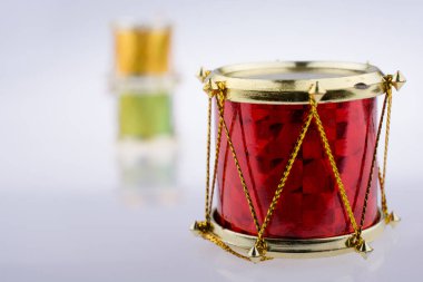 Küçük renkli oyuncak davul 