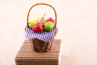 bir plastik meyve ile hasır sepet
