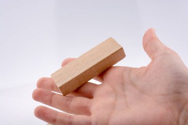 Ahşap yapı taşları ile oynarken el