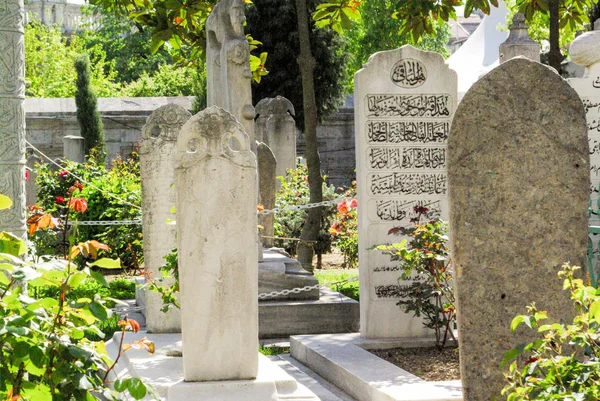 Art en pierre du tombeau ottoman dans le cimetière — Photo