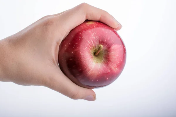 Kleine Kinderhand hält einen Apfel — Stockfoto