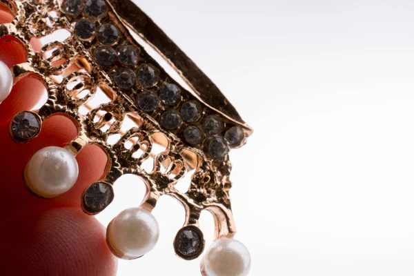 Modello corona con perle in mano — Foto Stock
