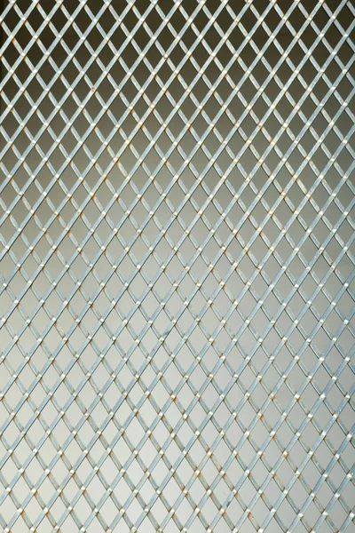 Primo piano di una parte di recinzione decorativa in metallo colorato — Foto Stock