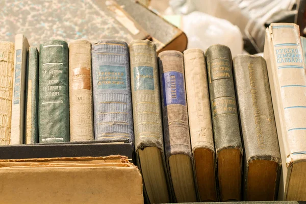 Böcker av gamla tider hyllor till salu — Stockfoto