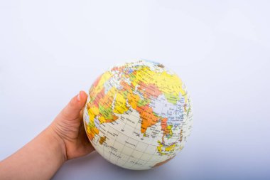 Elinde bir küre tutan çocuk 