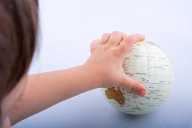 Elinde bir küre tutan çocuk 