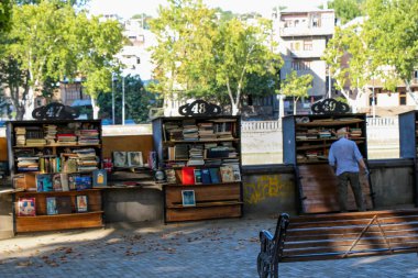 Kitap raflarında Satılık
