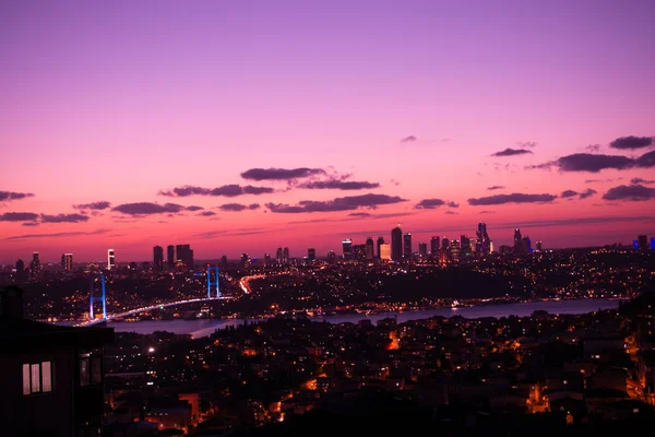 İstanbul Boğazı Köprüsü gün batımında — Stok fotoğraf