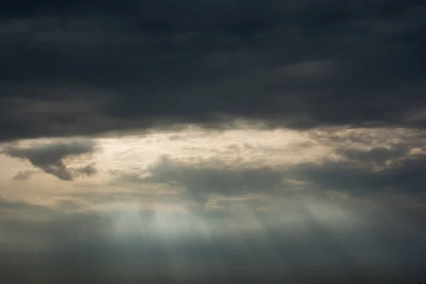 Nuvens escuras no céu — Fotografia de Stock