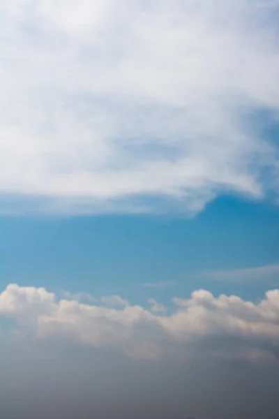 Céu com nuvens brancas e azuis — Fotografia de Stock