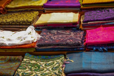 Çeşitli renk ve türü kumaş örnekleri