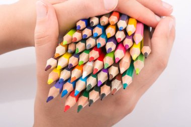 renkli kalemler tutan el