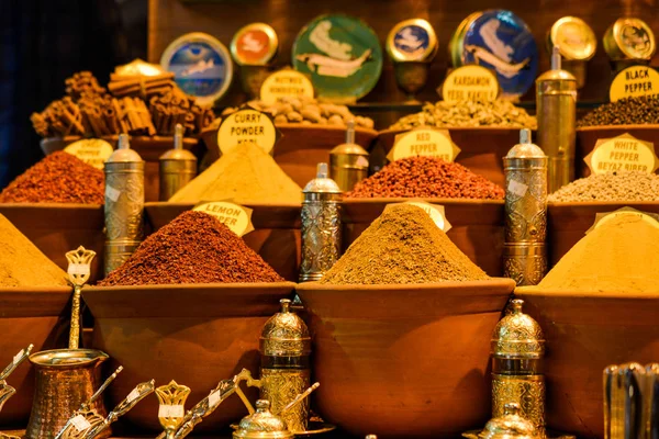 Specerijen op de markt spice in Istanbul — Stockfoto