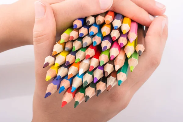 renkli kalemler tutan el