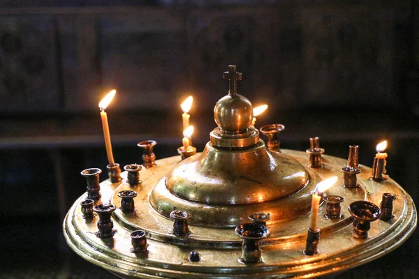 Velas ardiendo sobre fondo oscuro —  Fotos de Stock