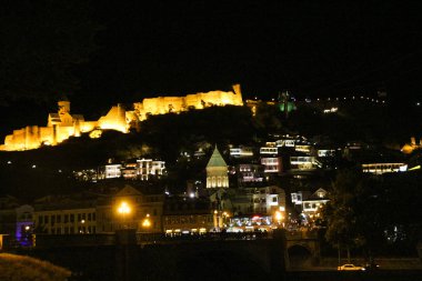 Tiflis Old Town gece görünümü