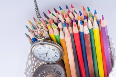 Retro tarzı cep saati ve renk kalemler