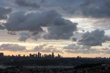 Gökyüzündeki kara bulutlar