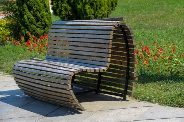 Banc de parc en bois dans un parc — Photo