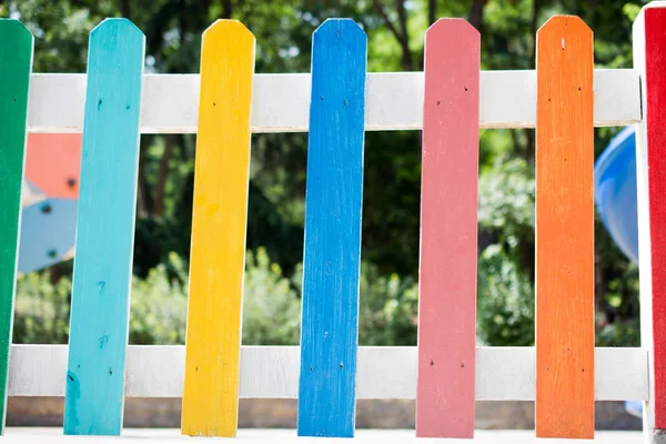 El primer plano de una parte de la cerca de madera colorida decorativa — Foto de Stock