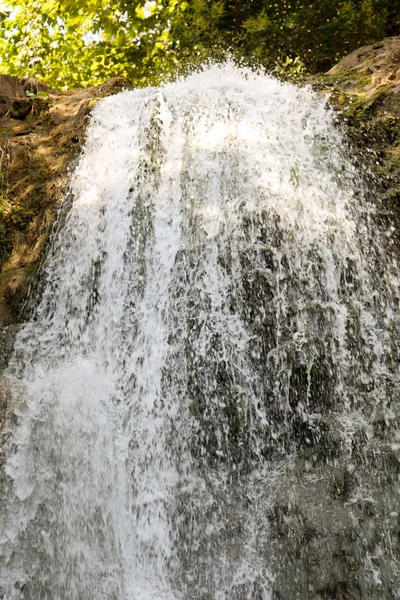 Vackra lilla vattenfallet i skogen — Stockfoto