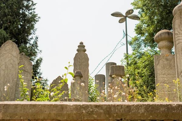 Konst i sten av osmanska grav på kyrkogården — Stockfoto