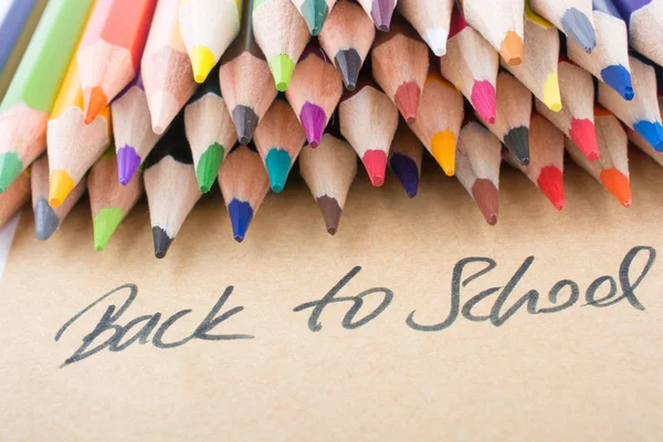 Lápis de cor e de volta ao título da escola — Fotografia de Stock