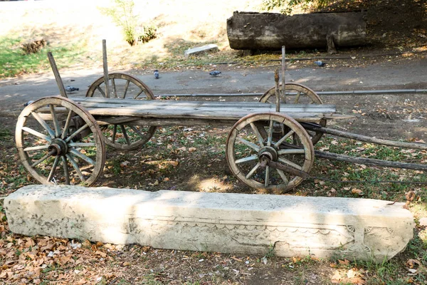 Um velho carrinho de madeira para transporte — Fotografia de Stock