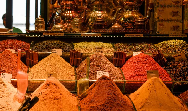 Specerijen op de markt spice in Istanbul — Stockfoto