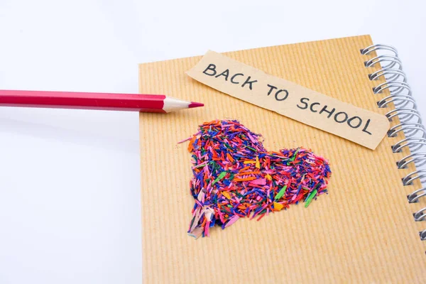 Terug naar school geschreven titel en een hart vorm en kleur potlood — Stockfoto