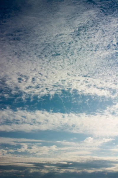 Cielo con nubes blancas y azules — Foto de Stock