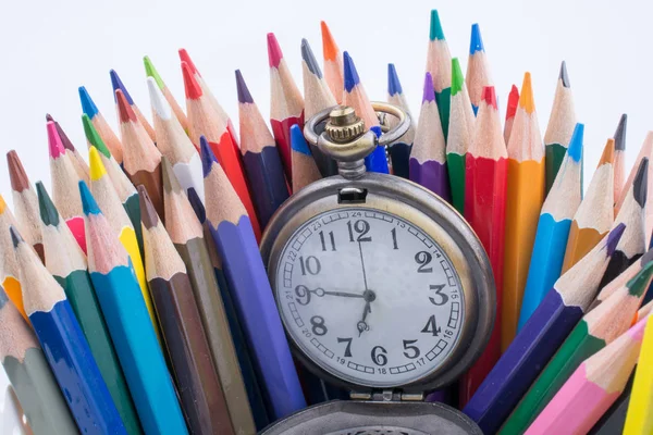 Reloj de bolsillo de estilo retro y lápices de color — Foto de Stock
