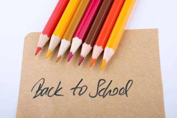 Buntstifte und zurück zum Schultitel — Stockfoto