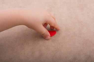 Küçük kırmızı renk kalp şekli el