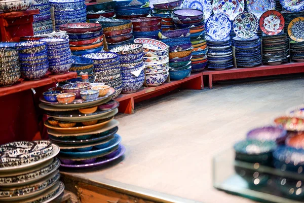 Diferentes tipos de vajilla de cerámica en el Bazar — Foto de Stock