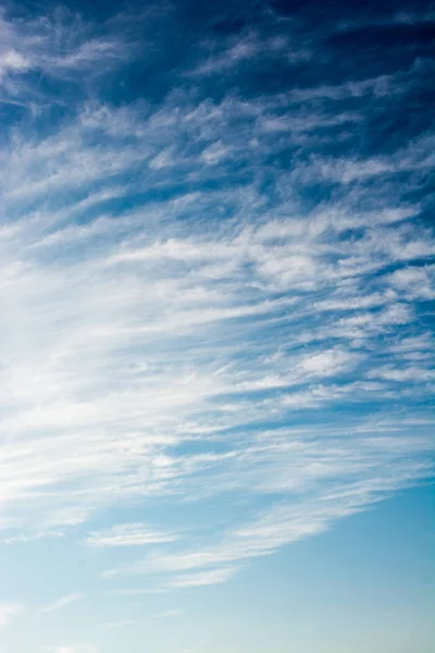 Hemel met wolken van wit en blauw — Stockfoto
