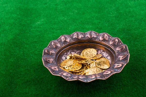 Ψεύτικα χρυσά νομίσματα σε μια μεταλλική πλάκα — Φωτογραφία Αρχείου