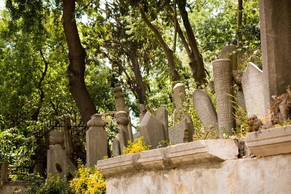 Arte in pietra della tomba ottomana nel cimitero — Foto Stock