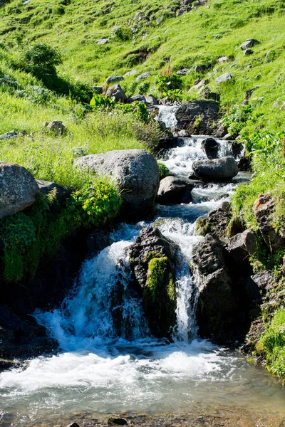 岩を流れる川のある風景します。 — ストック写真