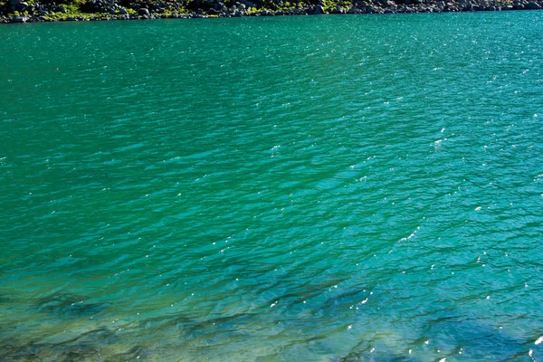 在 Artvin 中的绿色自然背景下的高原湖 — 图库照片